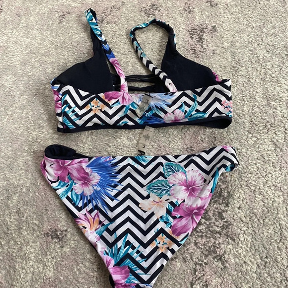 TiniBikini Women’s Reversible Floral Chevron Black 2 Piece Swim Bikini Sz M - Picture 6 of 7